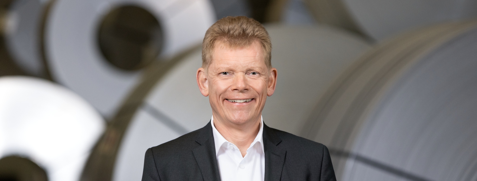 AEM_Vorlage_Header_1280x487px_30032023 - Header_Becker_neue GF_01102023