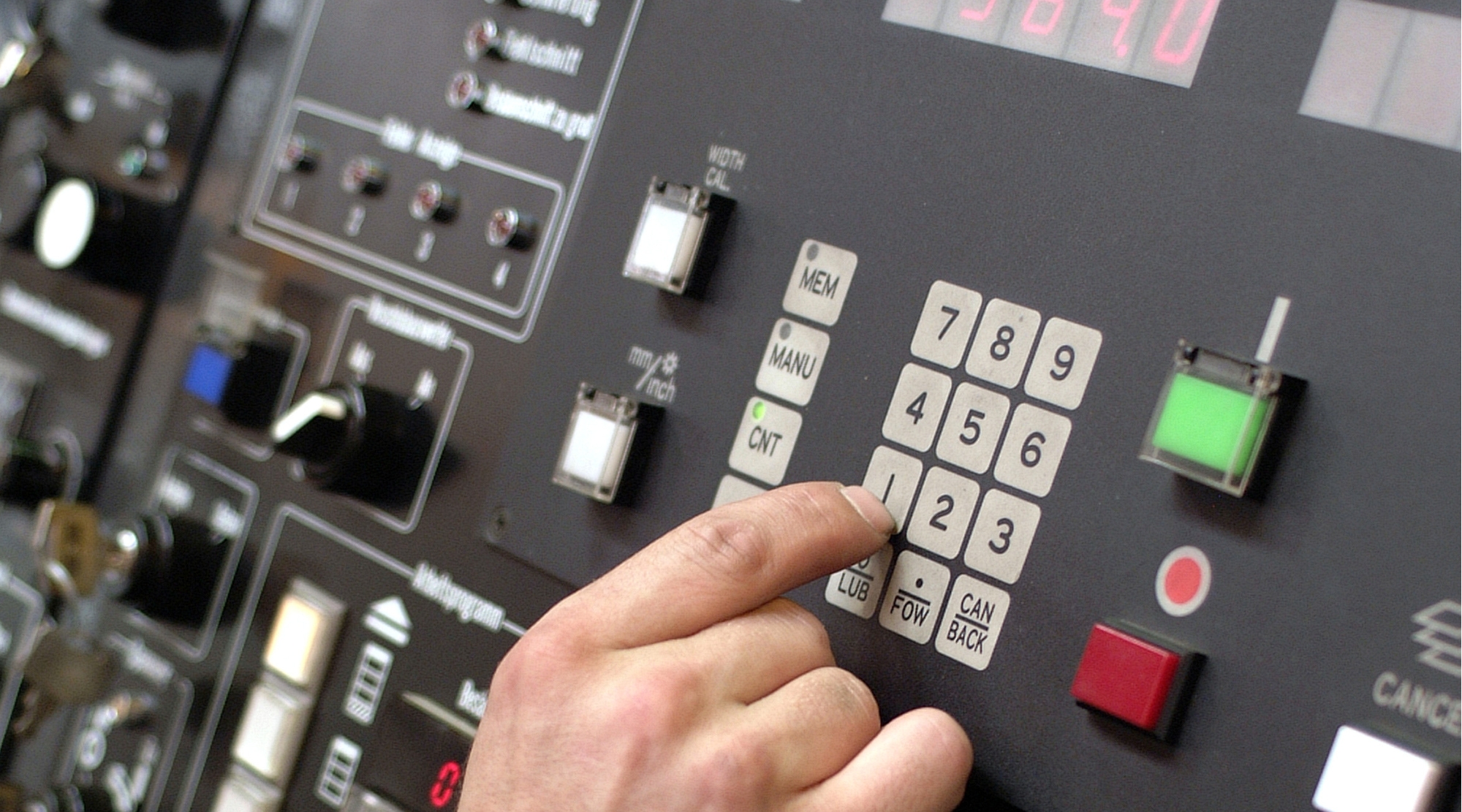 Vorlage_AEM_Maschinen_Produkte 16:9 - BSS_Maschinenpark_Schneidezentren_16:9