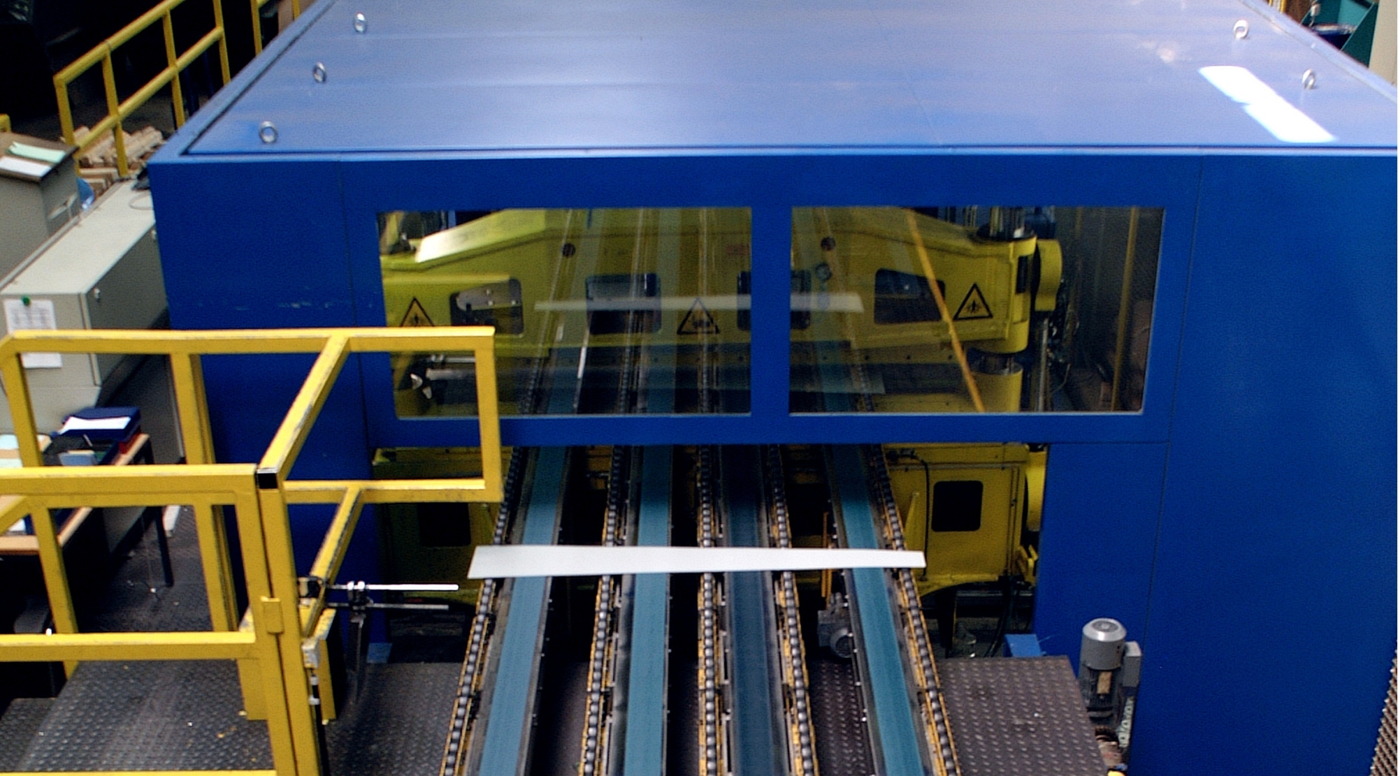 Vorlage_AEM_Maschinen_Produkte 16:9 - BSS_Maschinenpark_Trapez_16:9